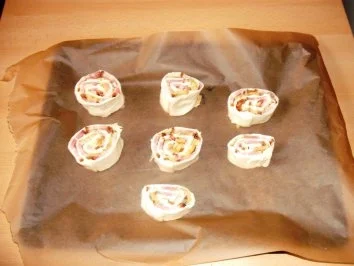 Blätterteigröllchen mit Bauchspeck, Champignons und Käsefüllung - Rezept - Bild Nr. 7