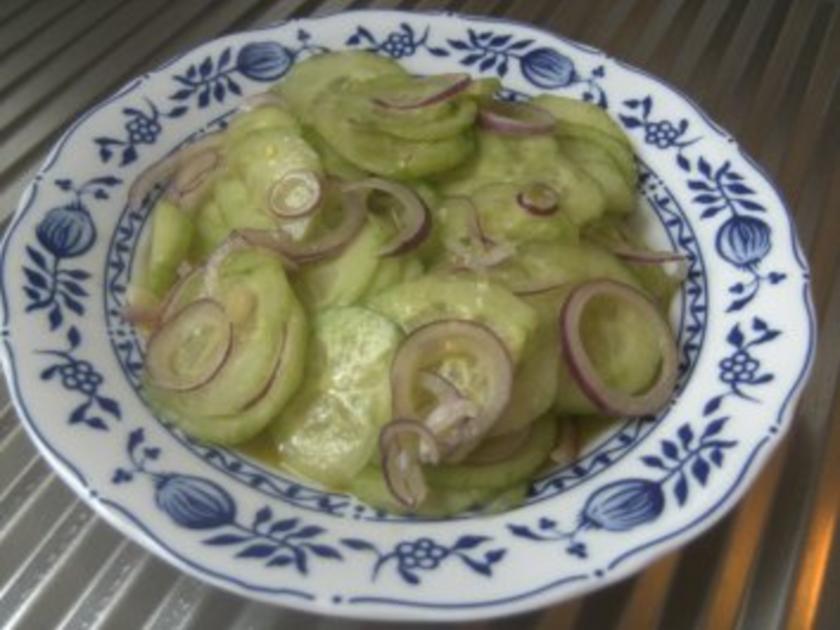 Gurkensalat in Balsamico-Dressing und roten Zwiebeln - Rezept - kochbar.de