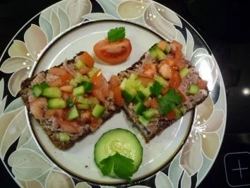 Thunfischbrot mit Tomate und Gurke - Rezept