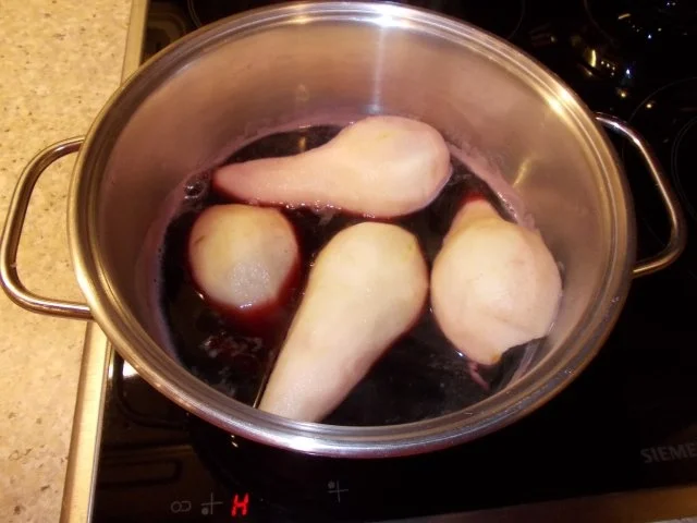 Rotweinbirnen mit Bavariablue - Rezept - Bild Nr. 4