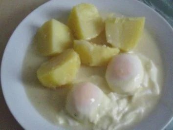 Pochierte Eier in Bechamelsoße - Rezept