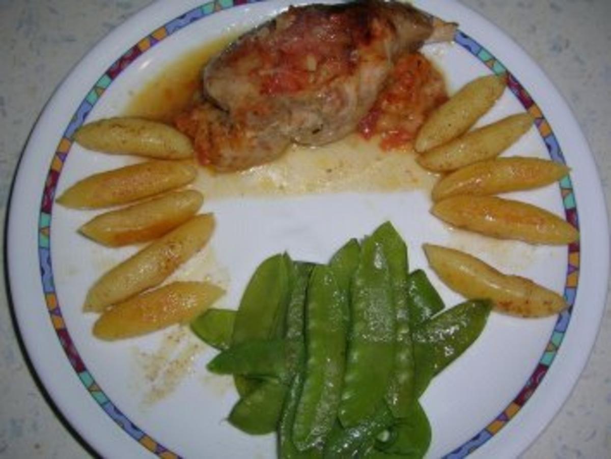 Rezept: Kaninchenkeulen gefüllt (mit Ciabatta und getrockneten Tomaten),serviert mit Schupfnudeln und Zuckerschoten Kaninchenkeulen gefüllt (mit Ciabatta und getrockneten Tomaten),serviert mit Schupfnudeln und Zuckerschoten - Rezept