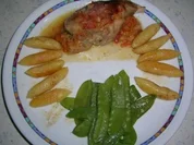 Kaninchenkeulen gefüllt (mit Ciabatta und getrockneten Tomaten),serviert  mit Schupfnudeln und Zuckerschoten - Rezept