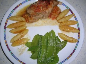 Kaninchenkeulen gefüllt (mit Ciabatta und getrockneten Tomaten),serviert  mit Schupfnudeln und Zuckerschoten - Rezept - Bild Nr. 2