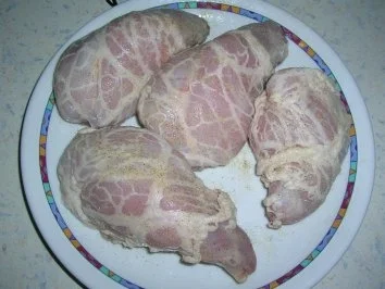 Kaninchenkeulen gefüllt (mit Ciabatta und getrockneten Tomaten),serviert  mit Schupfnudeln und Zuckerschoten - Rezept - Bild Nr. 3