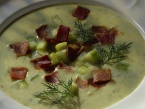 Warme Gurkensuppe mit Räucherlachsstreifen - Rezept - kochbar.de