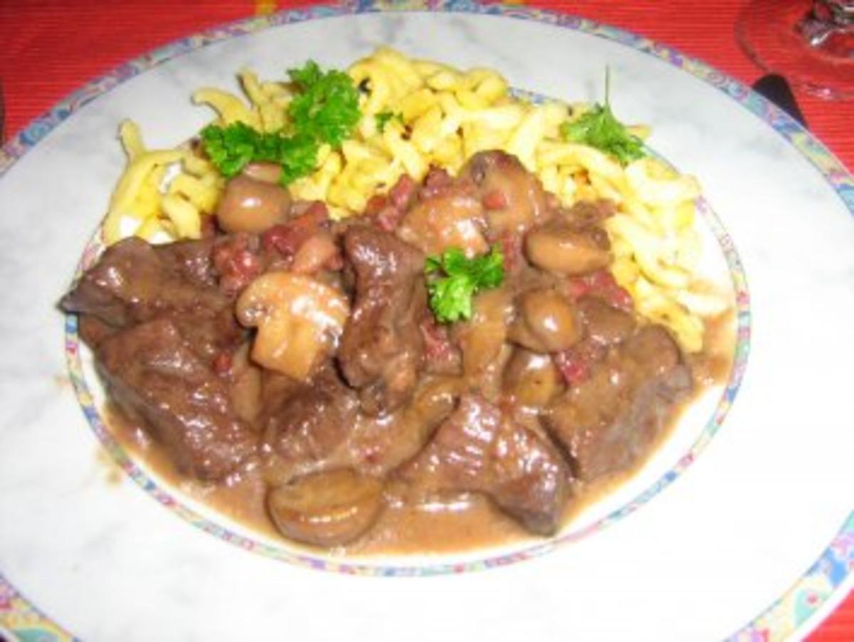 Jägergulasch vom Hirsch an Spätzle - Rezept