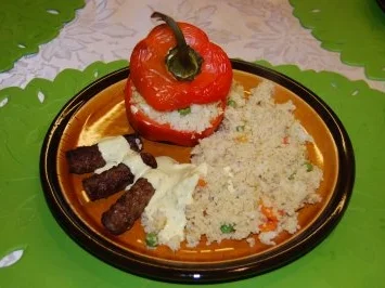 Rezept: Mit Couscous gefüllte Paprika, dazu Cevapcici und Honig-Senf-Sauce Mit Couscous gefüllte Paprika, dazu Cevapcici und Honig-Senf-Sauce - Rezept