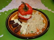 Mit Couscous gefüllte Paprika, dazu Cevapcici und Honig-Senf-Sauce - Rezept