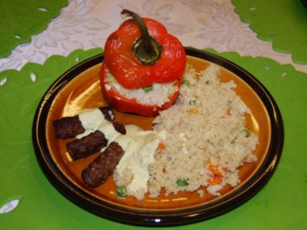 Mit Couscous gefüllte Paprika, dazu Cevapcici und Honig-Senf-Sauce ...