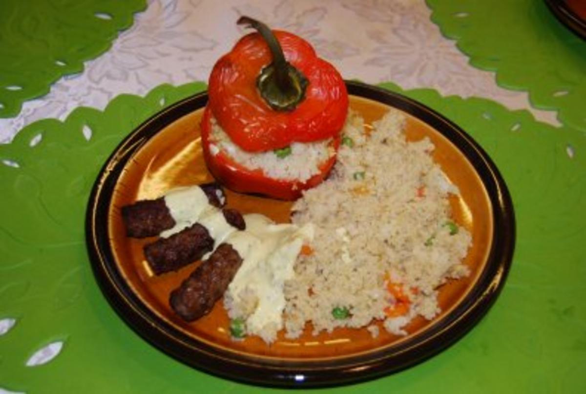 Bilder für Mit Couscous gefüllte Paprika, dazu Cevapcici und Honig-Senf-Sauce - Rezept