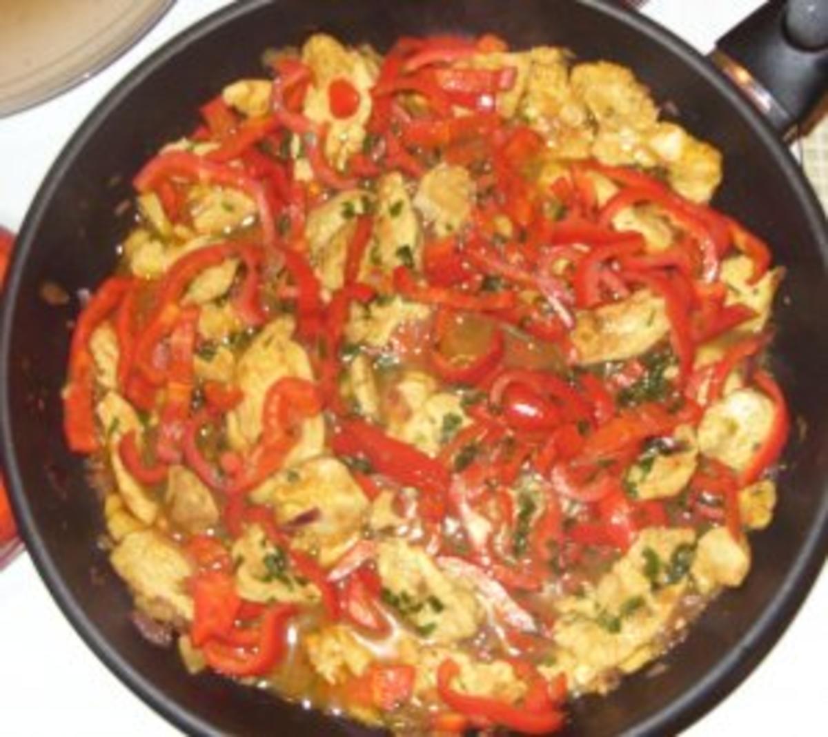 Hähnchenbruststreifen mit Paprika-Chili-Gemüse und Nudeln - Rezept