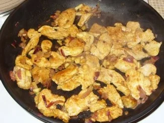 Hähnchenbruststreifen mit Paprika-Chili-Gemüse und Nudeln - Rezept - Bild Nr. 2