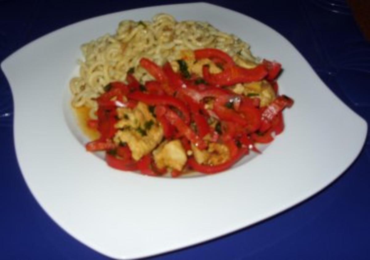 Hähnchenbruststreifen mit Paprika-Chili-Gemüse und Nudeln - Rezept - Bild Nr. 5