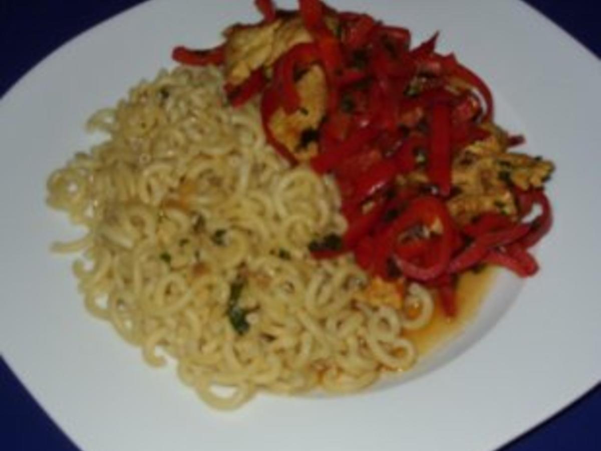 Hähnchenbruststreifen mit Paprika Chili Gemüse und Nudeln - schnell ...