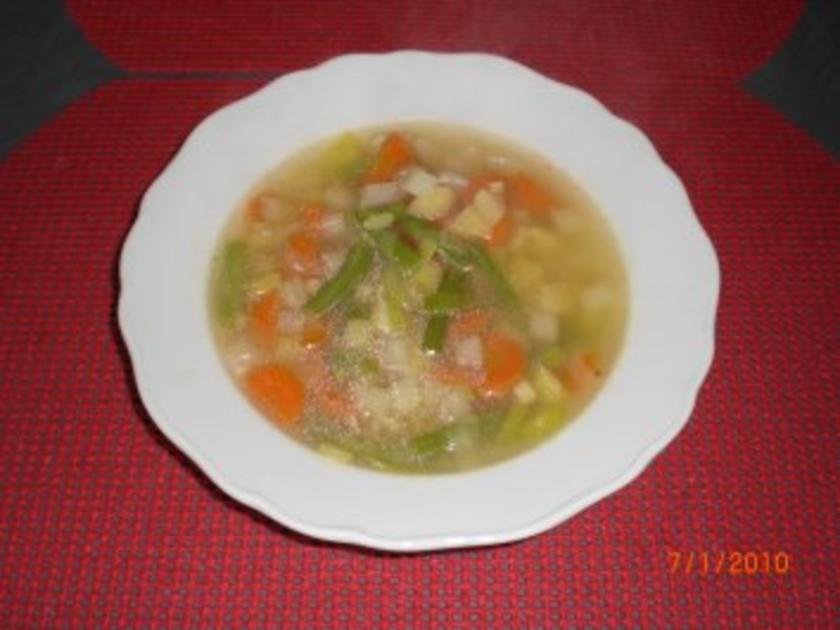 Klare Gemüsesuppe - Rezept mit Bild - kochbar.de