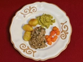 Rezept: Kalbsfilet mit Champignonsoße, dazu Röstkartoffeln, Rosenkohlpüree und kleine Möhrchen (Hildegard Krekel) Kalbsfilet mit Champignonsoße, dazu Röstkartoffeln, Rosenkohlpüree und kleine Möhrchen (Hildegard Krekel) - Rezept