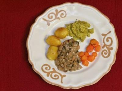 Kalbsfilet mit Champignonsoße, dazu Röstkartoffeln, Rosenkohlpüree und kleine Möhrchen (Hildegard Krekel) - Rezept