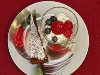Rezept: Schokoladenkuchen und Topfencreme mit Beeren (Hildegard Krekel) Schokoladenkuchen und Topfencreme mit Beeren (Hildegard Krekel) - Rezept