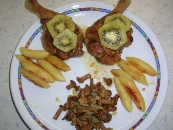 Rezept: Barbarie Entenkeulen gefüllt mit Gewürzstollen und Orangen, an Curryschupfnudeln und Pfifferlingen Bild Nr. 2 Barbarie Entenkeulen gefüllt mit Gewürzstollen und Orangen, an Curryschupfnudeln und Pfifferlingen - Rezept - Bild Nr. 2