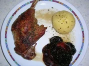 Gänsekeulen mit Pflaumen-Apfel-Orangen-Ragout an Knödel - Rezept