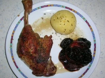 Rezept: Gänsekeulen mit Pflaumen-Apfel-Orangen-Ragout an Knödel Bild Nr. 2 Gänsekeulen mit Pflaumen-Apfel-Orangen-Ragout an Knödel - Rezept - Bild Nr. 2