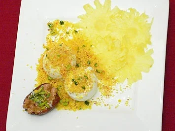 Baby-Ananas-Carpaccio mit Joghurteis u. Safran-Kokos-Krokant - Rezept