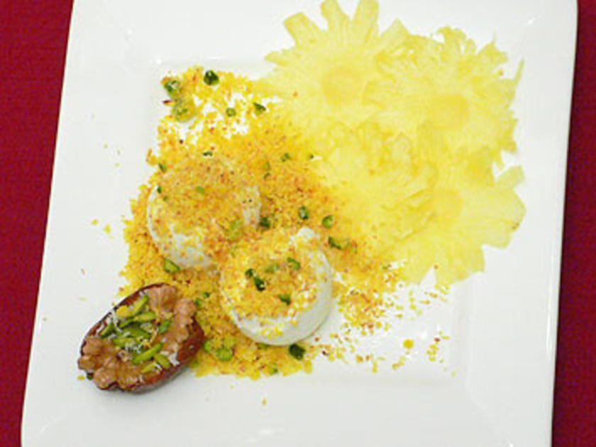 Baby-Ananas-Carpaccio mit Joghurteis u. Safran-Kokos-Krokant - Rezept ...