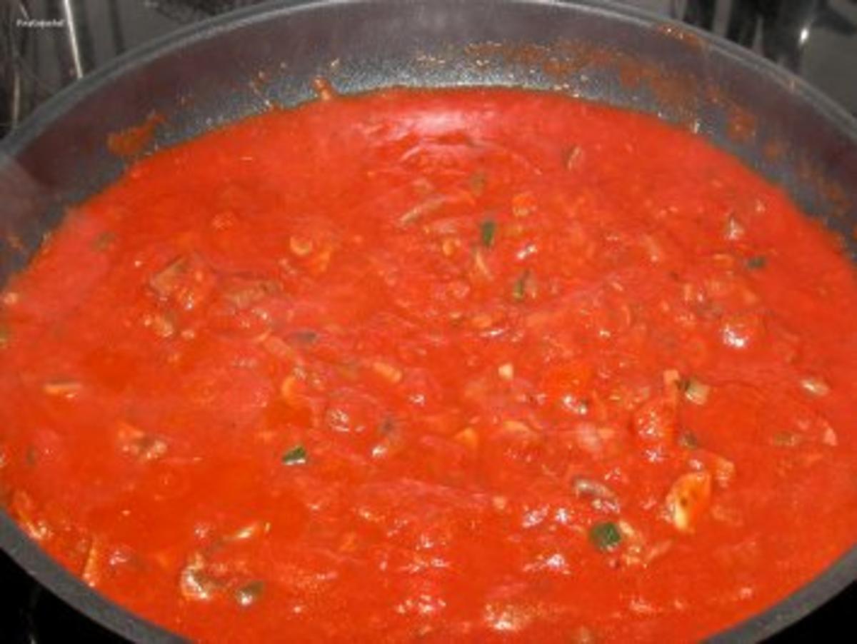 Schwarze Lachs-Tortellini mit Tomatensauce - Rezept - Bild Nr. 3