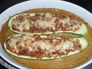 Beladene Zucchinischiffchen auf gelbem Zucchinimeer - Rezept