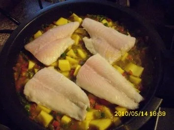 Fisch : Ein Fisch der in Curry schwimmt, ganz frisch aus der Pfanne - Rezept - Bild Nr. 3