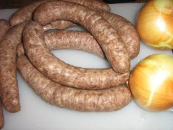 Bauernbratwurst mit Zwiebeln an Kartoffel-Karotten-Kohlrabigratin - Rezept - Bild Nr. 3