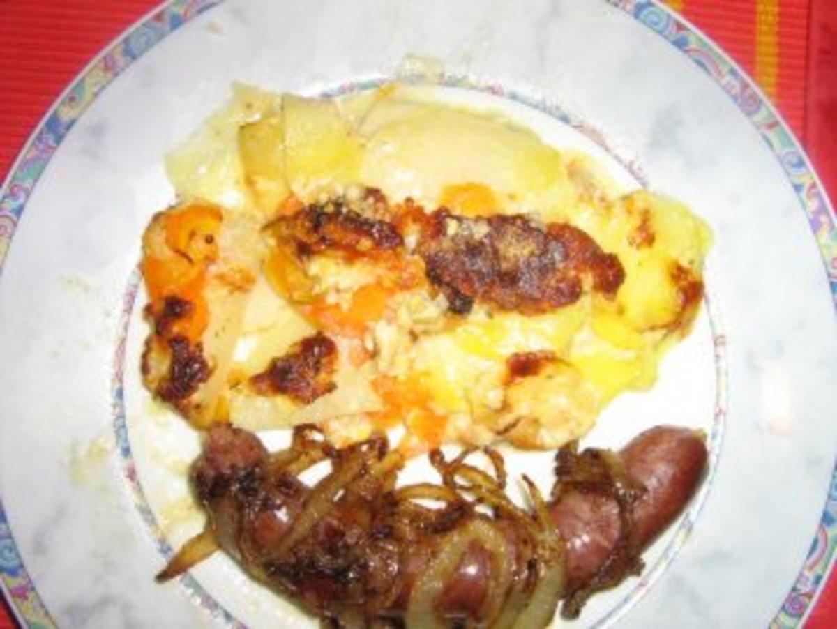 Bauernbratwurst mit Zwiebeln an Kartoffel-Karotten-Kohlrabigratin - Rezept - Bild Nr. 2