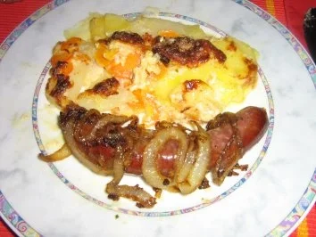 Bauernbratwurst mit Zwiebeln an Kartoffel-Karotten-Kohlrabigratin - Rezept