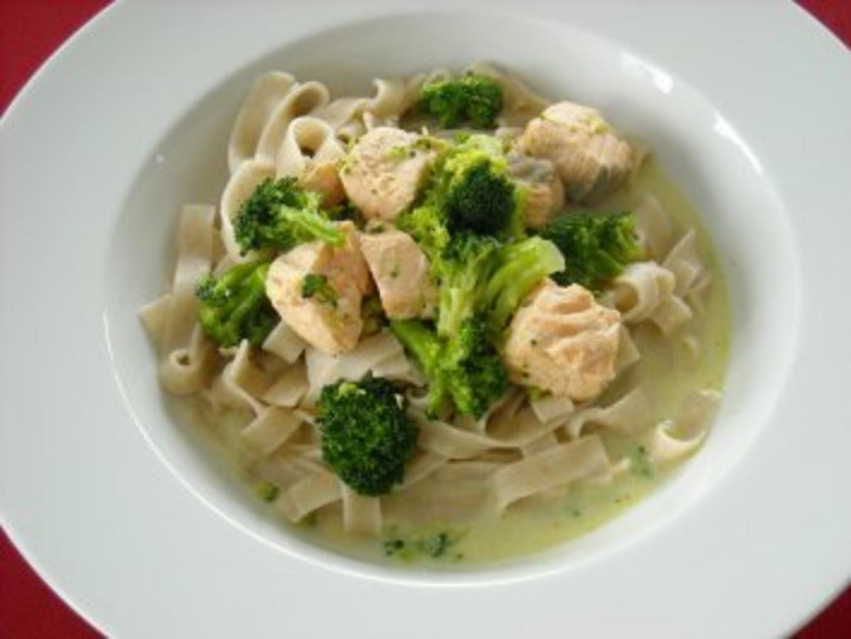 Lachs - Broccoli - Sauce mit Bandnudeln - Rezept