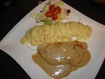 Rezept: Rahmschnitzel mit Nudeln Bild Nr. 2 Rahmschnitzel mit Nudeln - Rezept - Bild Nr. 2