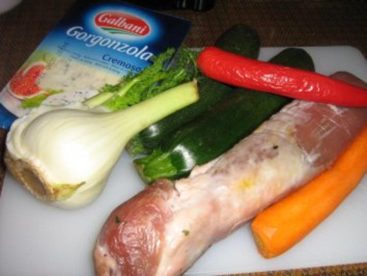 Schweinefilet gefüllt mit Brokkoli-Frischkäse an Zucchini-Fenchel-Gemüse - Rezept - Bild Nr. 2