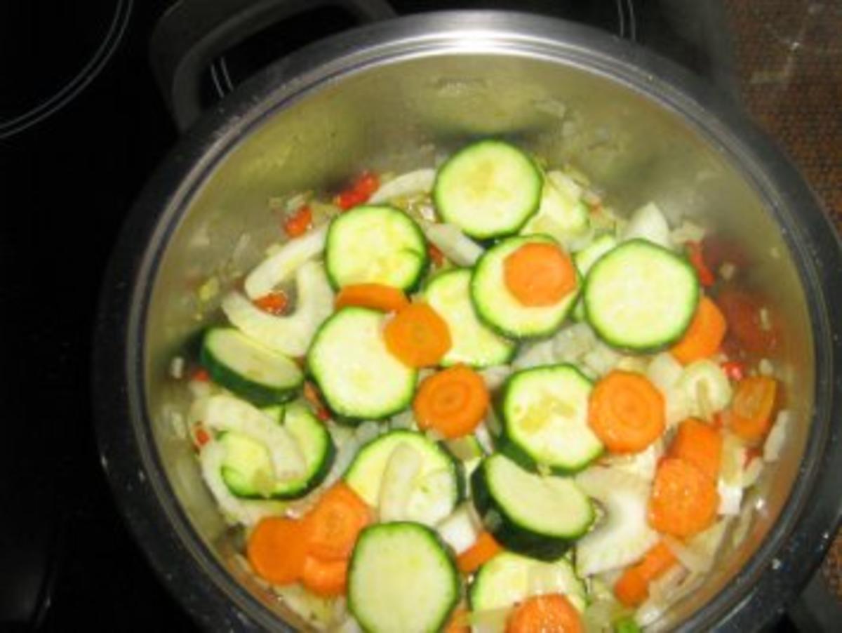 Schweinefilet gefüllt mit Brokkoli-Frischkäse an Zucchini-Fenchel-Gemüse - Rezept - Bild Nr. 5
