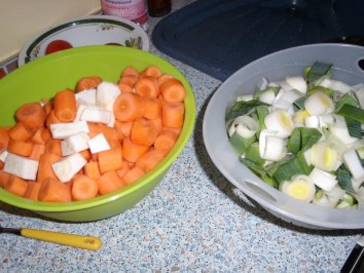 Bilder für Gemüsesuppe mit Rindfleisch und selbstgedrehte Hackfleischklöße - Rezept