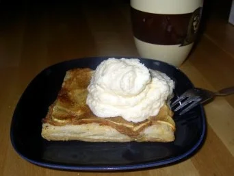 Apfel-Marzipan-Teilchen mit Eierlikörsahne - Rezept