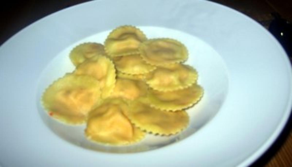 Ravioli mit Tomaten-Frischkäsefüllung - Rezept - kochbar.de