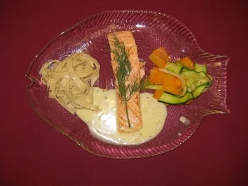 Lachsfilet mit Bandnudeln, Trüffelbutter und Gemüse - Rezept