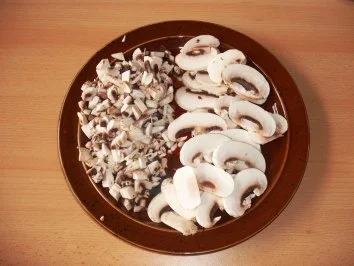 Rezept: Schweinebraten mit Knoblauch gespickt in Champignonsoße Bild Nr. 3 Schweinebraten mit Knoblauch gespickt in Champignonsoße - Rezept - Bild Nr. 3