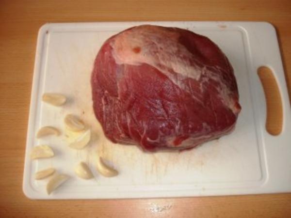 Schweinebraten mit Knoblauch gespickt in Champignonsoße - Rezept ...