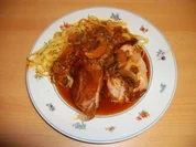 Schweinebraten mit Knoblauch gespickt in Champignonsoße - Rezept