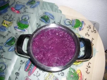 Rezept: Tafelfertiger Rotkohl verfeinert Tafelfertiger Rotkohl verfeinert - Rezept