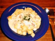 Tortellini unter einer Soße Carbonara Art - Rezept