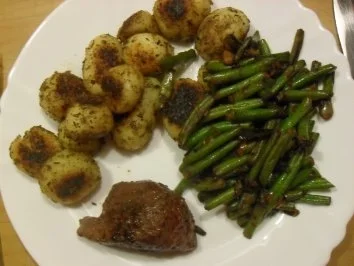 Straußensteak mit Bohnen und Rosmarinkartoffeln - Rezept
