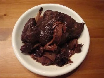 Rezept: Hasenkeulen in Rotwein/ Pilzsoße Bild Nr. 5 Hasenkeulen in Rotwein/ Pilzsoße - Rezept - Bild Nr. 5