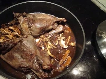 Rezept: Hasenkeulen in Rotwein/ Pilzsoße Bild Nr. 4 Hasenkeulen in Rotwein/ Pilzsoße - Rezept - Bild Nr. 4